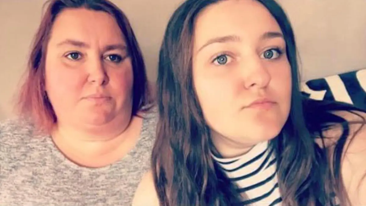 SONDERKONDITIONEN: Satzpreis!
Jasmine Dagless (right) and her mum Linda. See SWNS story SWCAikea. A teen called Ikea has revealed how she changed her name after school bullies dubbed her 'flat pack' in cruel jokes about the Swedish furniture store. Jasmine Dagless, 19, was named Ikea at birth after her mum saw a TV advert for the company while pregnant.  But Jasmine, who has only visited Ikea once, has to put up with years of a decade of teasing before legally changing her name. Jasmine said: "I used to get called flat pack quite a lot at primary school.  / action press