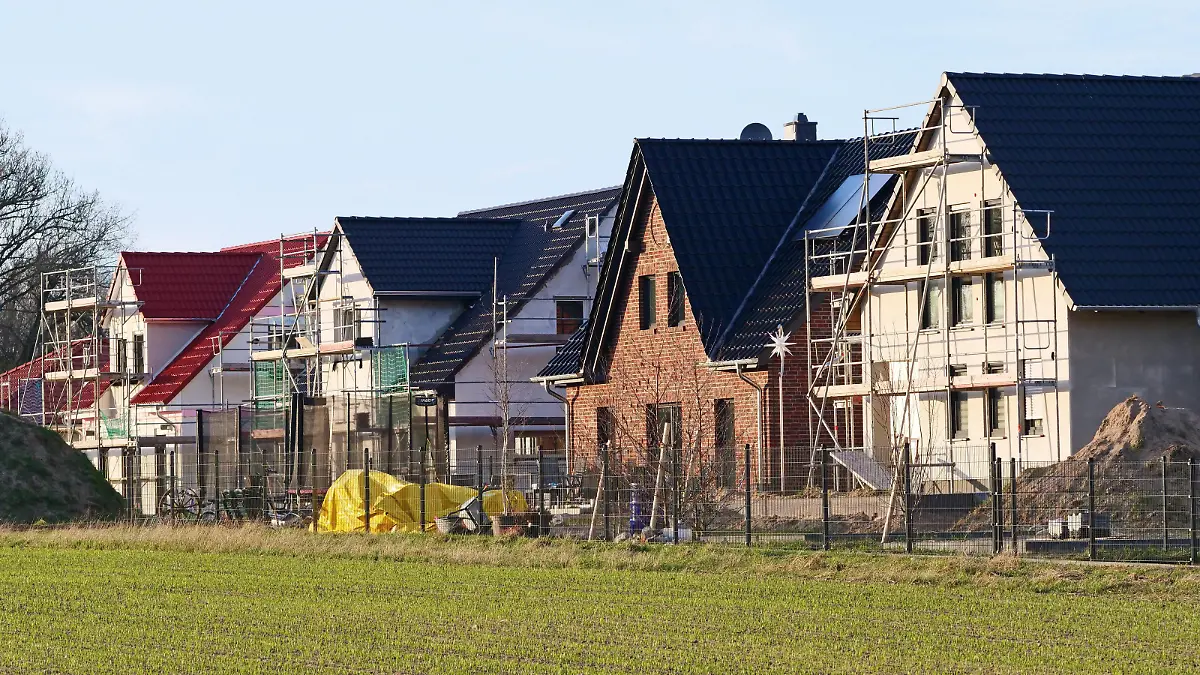 13.04.2021. Einfamilienhaeuser sind im Bau an einem Feldrand von Grossbeeren in Brandenburg. Die Gegend gehoert noch zum Berliner Speckguertel. Dadurch sind in letzter Zeit die Preise fuer Haeuser und Wohnungen hier deutlich gestiegen. Foto: Wolfram Steinberg/dpa