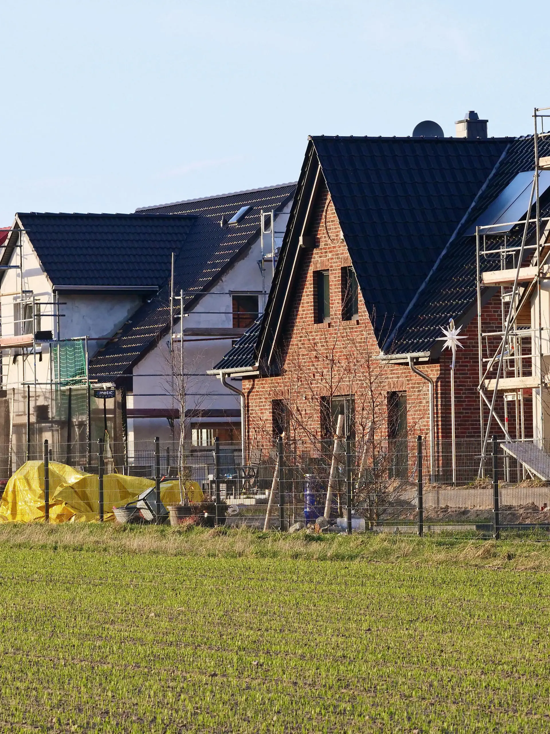 13.04.2021. Einfamilienhaeuser sind im Bau an einem Feldrand von Grossbeeren in Brandenburg. Die Gegend gehoert noch zum Berliner Speckguertel. Dadurch sind in letzter Zeit die Preise fuer Haeuser und Wohnungen hier deutlich gestiegen. Foto: Wolfram Steinberg/dpa