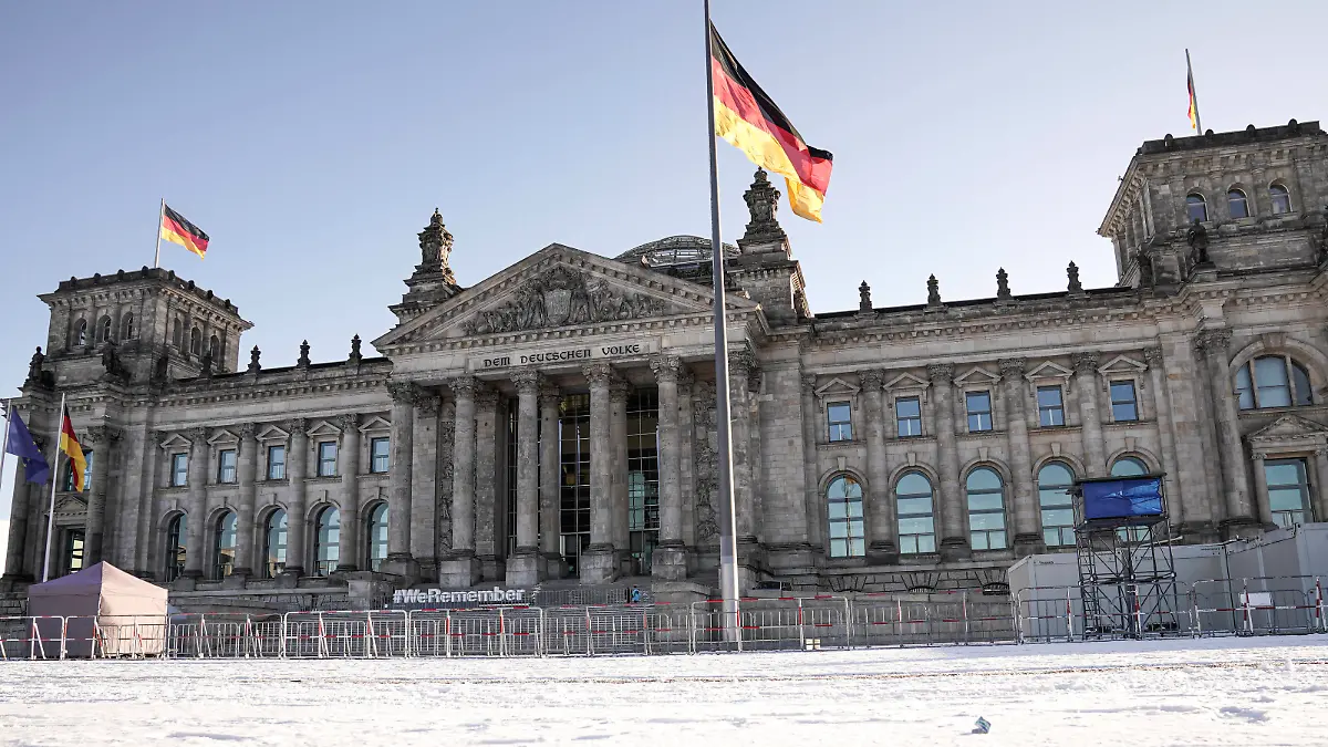  Impressionen Deutscher Bundestag Impressionen des Reichstagsgebaeude Sitz des Deutschen Bundestag mit Schnee und dem Erinnerungsaktion WeRemember des Juedischen Weltkongresses gemeinsam mit der UNESCO Tag des Gedenkens an die Opfer des Nationalsozialismus *** Impressions German Bundestag Impressions of the Reichstag building Seat of the German Bundestag with snow and the remembrance action WeRemember of the Jewish World Congress together with UNESCO Day of Remembrance of the Victims of National Socialism