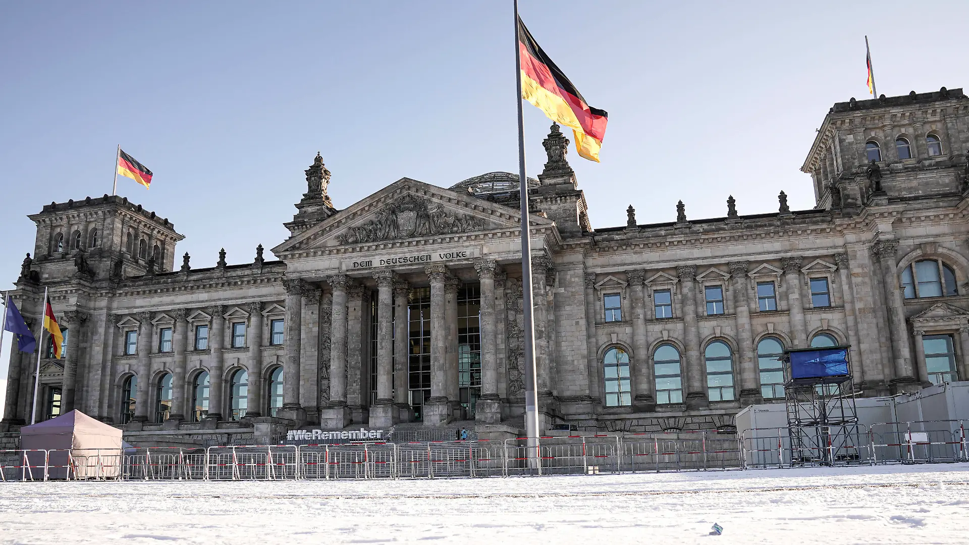Impressionen Deutscher Bundestag Impressionen des Reichstagsgebaeude Sitz des Deutschen Bundestag mit Schnee und dem Erinnerungsaktion WeRemember des Juedischen Weltkongresses gemeinsam mit der UNESCO Tag des Gedenkens an die Opfer des Nationalsozialismus *** Impressions German Bundestag Impressions of the Reichstag building Seat of the German Bundestag with snow and the remembrance action WeRemember of the Jewish World Congress together with UNESCO Day of Remembrance of the Victims of National Socialism
