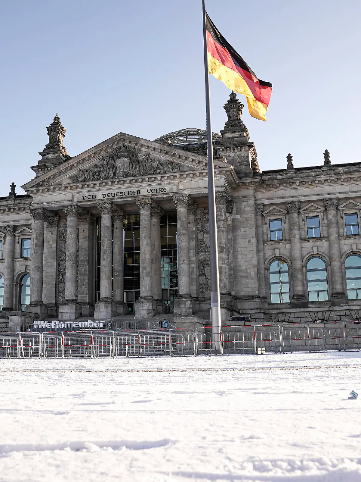  Impressionen Deutscher Bundestag Impressionen des Reichstagsgebaeude Sitz des Deutschen Bundestag mit Schnee und dem Erinnerungsaktion WeRemember des Juedischen Weltkongresses gemeinsam mit der UNESCO Tag des Gedenkens an die Opfer des Nationalsozialismus *** Impressions German Bundestag Impressions of the Reichstag building Seat of the German Bundestag with snow and the remembrance action WeRemember of the Jewish World Congress together with UNESCO Day of Remembrance of the Victims of National Socialism