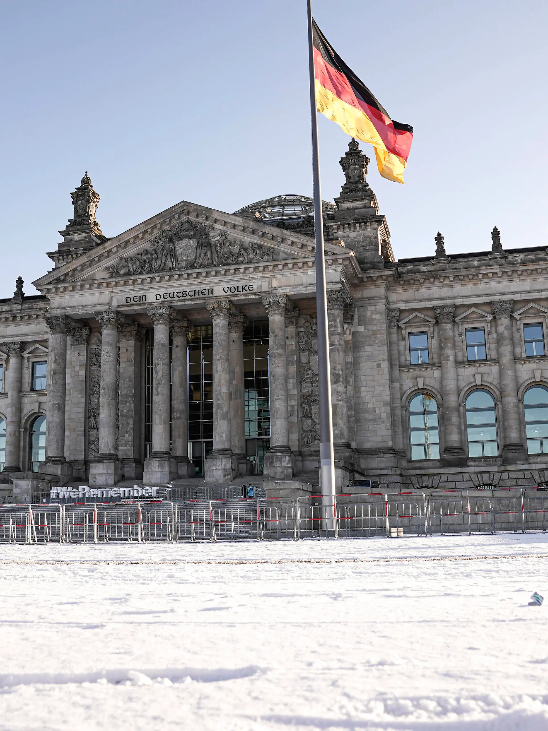 Impressionen Deutscher Bundestag Impressionen des Reichstagsgebaeude Sitz des Deutschen Bundestag mit Schnee und dem Erinnerungsaktion WeRemember des Juedischen Weltkongresses gemeinsam mit der UNESCO Tag des Gedenkens an die Opfer des Nationalsozialismus *** Impressions German Bundestag Impressions of the Reichstag building Seat of the German Bundestag with snow and the remembrance action WeRemember of the Jewish World Congress together with UNESCO Day of Remembrance of the Victims of National Socialism