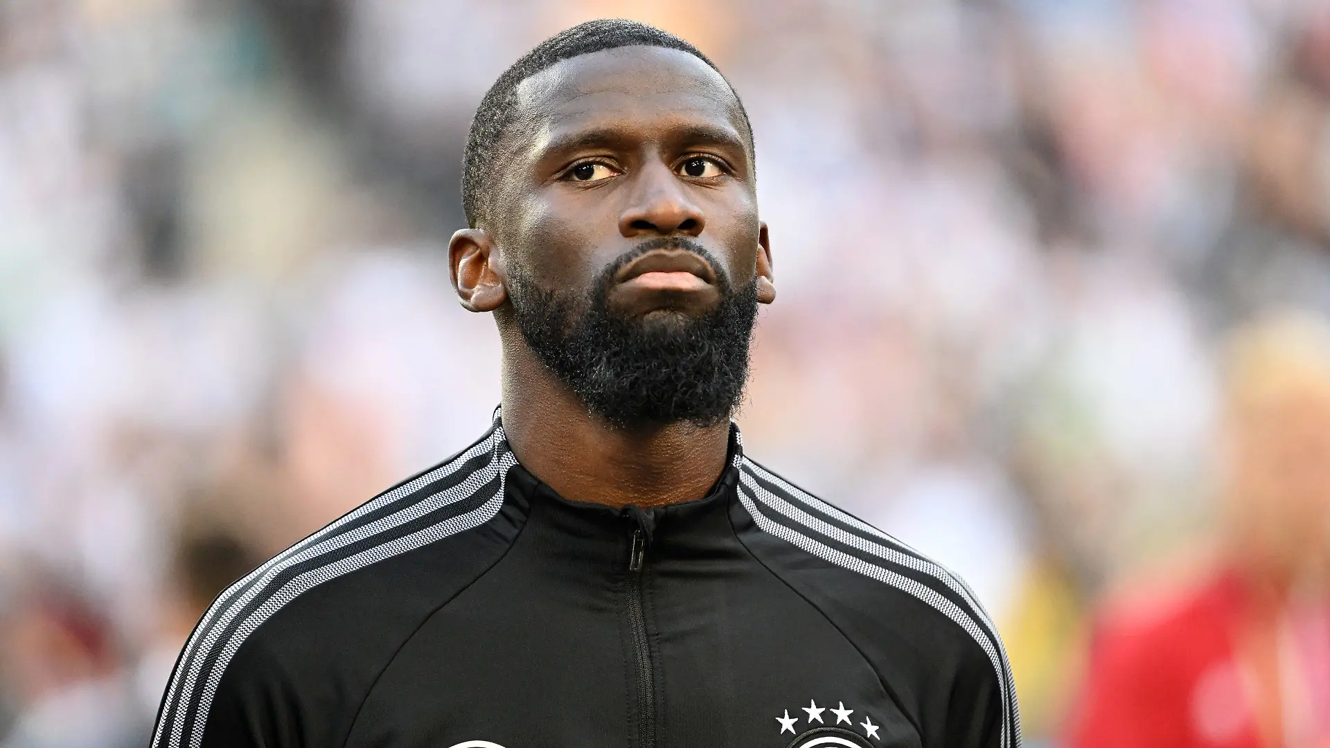ARCHIV - 14.06.2022, Nordrhein-Westfalen, Mönchengladbach: Fußball: Nations League A, Deutschland - Italien, Gruppenphase, Gruppe 3, 4. Spieltag, Stadion im Borussia-Park. Deutschlands Antonio Rüdiger vor dem Spiel (zu dpa: Rüdiger: WM-Titel für Deutschland wäre eine Überraschung). (zu dpa: «Rüdiger: WM-Titel für Deutschland wäre eine Überraschung») Foto: Federico Gambarini/dpa +++ dpa-Bildfunk +++