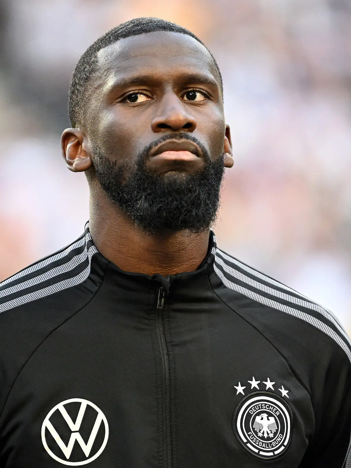 ARCHIV - 14.06.2022, Nordrhein-Westfalen, Mönchengladbach: Fußball: Nations League A, Deutschland - Italien, Gruppenphase, Gruppe 3, 4. Spieltag, Stadion im Borussia-Park. Deutschlands Antonio Rüdiger vor dem Spiel (zu dpa: Rüdiger: WM-Titel für Deutschland wäre eine Überraschung). (zu dpa: «Rüdiger: WM-Titel für Deutschland wäre eine Überraschung») Foto: Federico Gambarini/dpa +++ dpa-Bildfunk +++