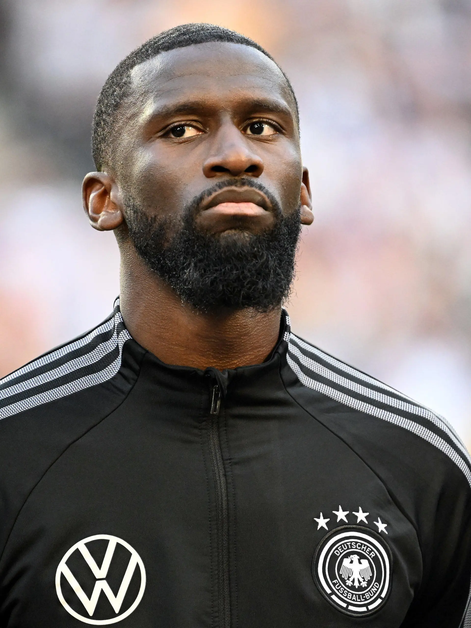ARCHIV - 14.06.2022, Nordrhein-Westfalen, Mönchengladbach: Fußball: Nations League A, Deutschland - Italien, Gruppenphase, Gruppe 3, 4. Spieltag, Stadion im Borussia-Park. Deutschlands Antonio Rüdiger vor dem Spiel (zu dpa: Rüdiger: WM-Titel für Deutschland wäre eine Überraschung). (zu dpa: «Rüdiger: WM-Titel für Deutschland wäre eine Überraschung») Foto: Federico Gambarini/dpa +++ dpa-Bildfunk +++