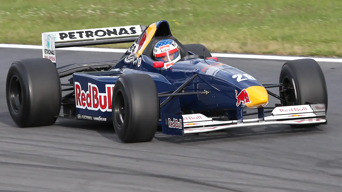 SPIELBERG,AUSTRIA,20.JUN.15 - MOTORSPORTS, FORMULA 1 - Grand Prix of Austria, Red Bull Ring, legends race. Image shows Jean Alesi in the 1995 Sauber C14.