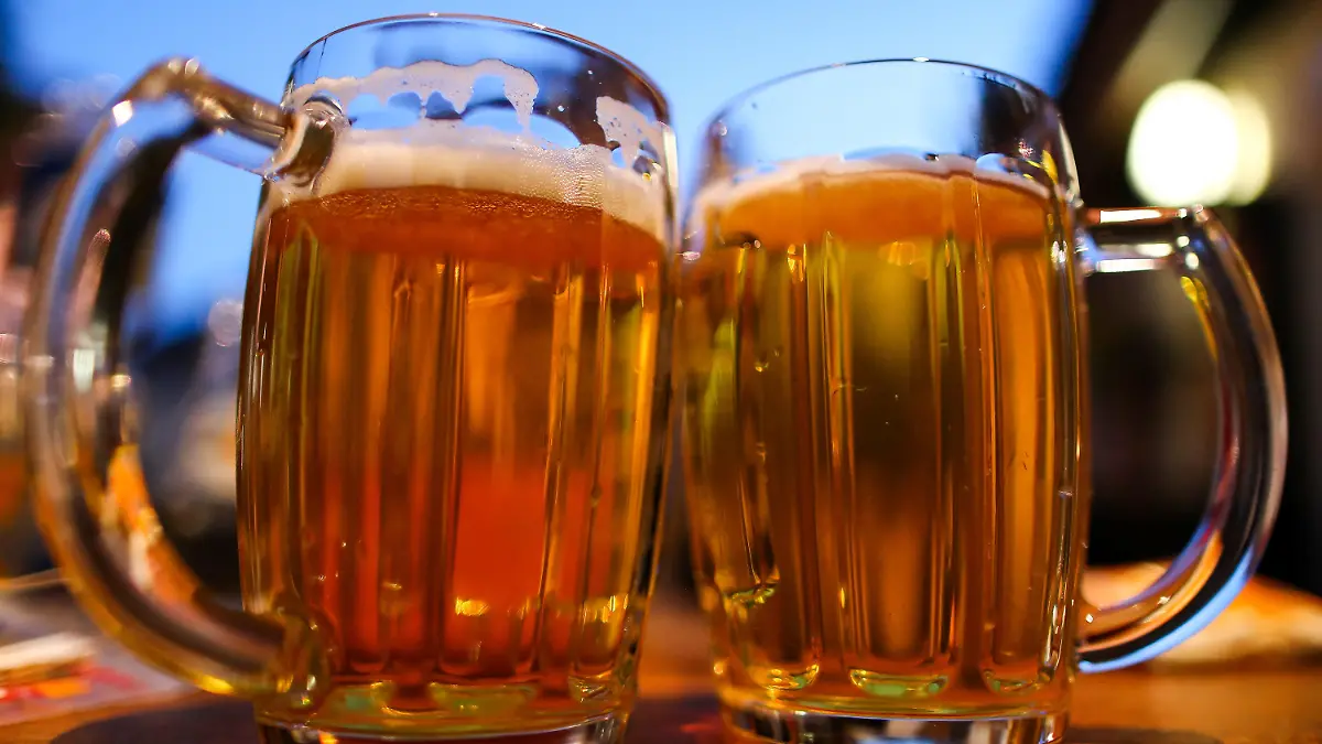 ARCHIV - 07.05.2018, Bayern, Nürnberg: Zwei Krüge mit Bier stehen am Abend auf dem Tisch eines Gasthauses. Zwölf «Seidla» sollen laut der Tradition des «Stärk' antrinken» in Oberfranken konsumiert werden, um das ganze Jahr über gegen alle Widrigkeiten geschützt zu sein. (zu dpa: «Gesund dank Bier? - "Stärk' antrinken" in Oberfranken») Foto: Daniel Karmann/dpa +++ dpa-Bildfunk +++
