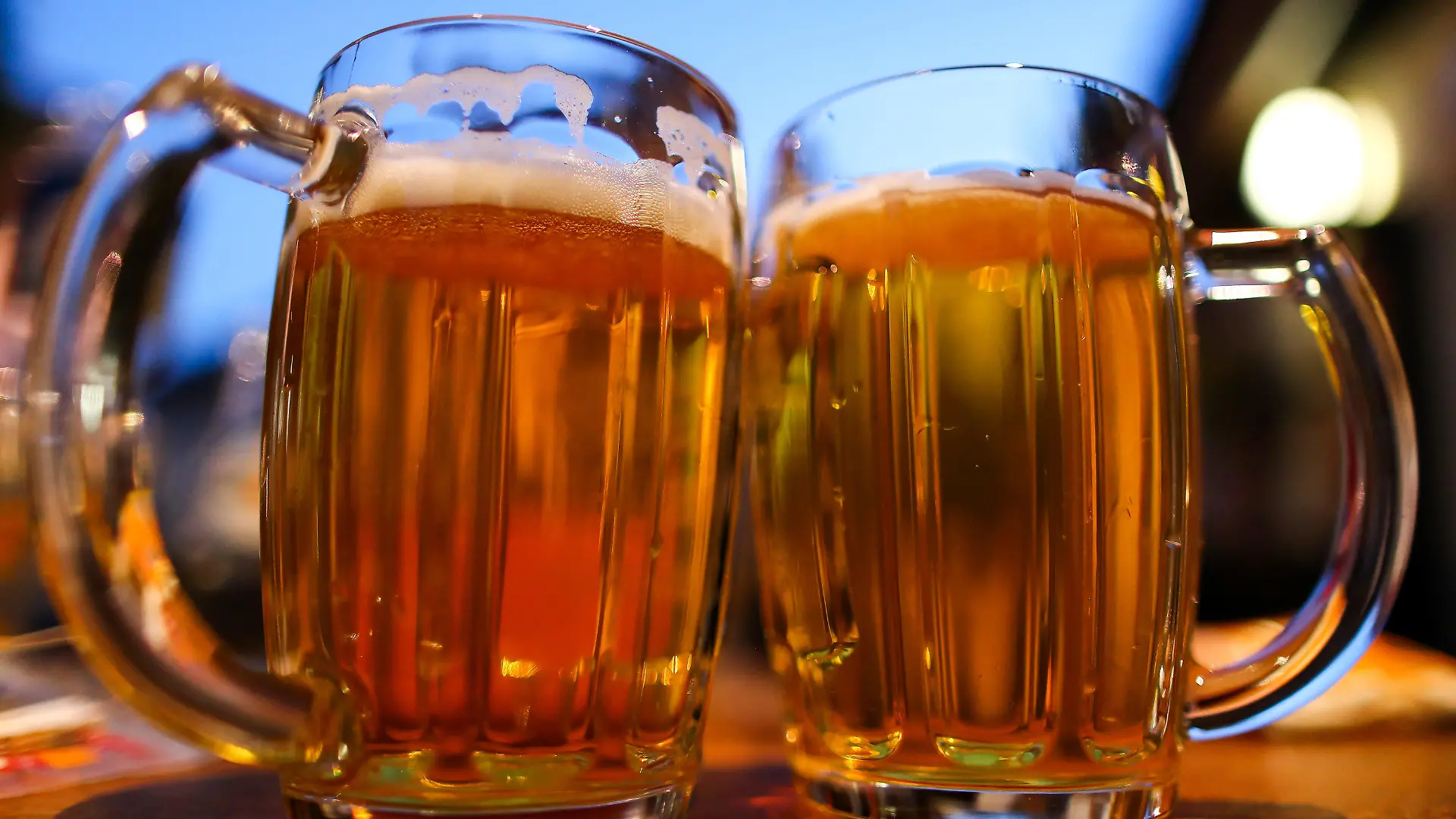 ARCHIV - 07.05.2018, Bayern, Nürnberg: Zwei Krüge mit Bier stehen am Abend auf dem Tisch eines Gasthauses. Zwölf «Seidla» sollen laut der Tradition des «Stärk' antrinken» in Oberfranken konsumiert werden, um das ganze Jahr über gegen alle Widrigkeiten geschützt zu sein. (zu dpa: «Gesund dank Bier? - "Stärk' antrinken" in Oberfranken») Foto: Daniel Karmann/dpa +++ dpa-Bildfunk +++