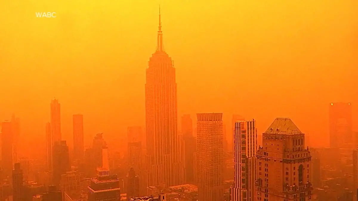 Dichter Smog über New York Weil in Kanada Wälder brennen