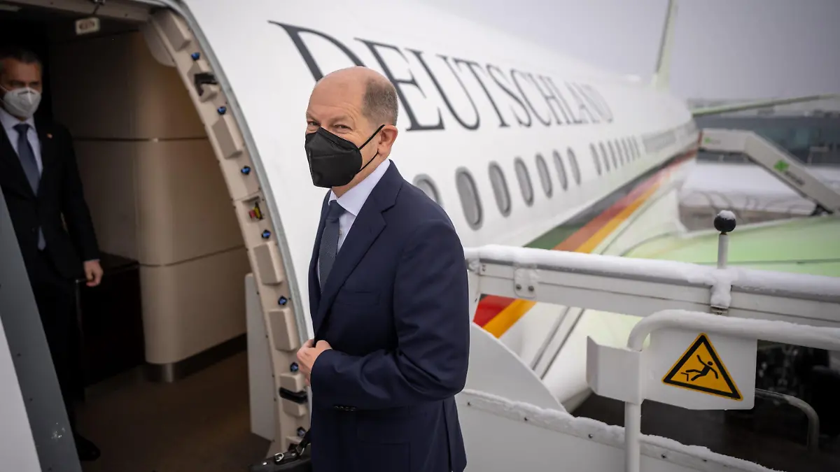 ARCHIV - 10.12.2021, Berlin: Bundeskanzler Olaf Scholz (SPD) steigt am Flughafen BER in einen Airbus der Flugbereitschaft, um nach Paris zu fliegen. Die Flugbereitschaft der Luftwaffe ist zwischen ihren Standorten in Köln/Bonn und Berlin weiterhin ganz überwiegend ohne Passagiere unterwegs. Der Anteil sogenannter Bereitstellungsflüge ohne Passagiere betrug damit rund 78 Prozent von insgesamt 431 Flüge zwischen den Standorten. (zu dpa: «Regierungsmaschinen hatten 336 Leerflüge zwischen Standorten») Foto: Michael Kappeler/dpa +++ dpa-Bildfunk +++