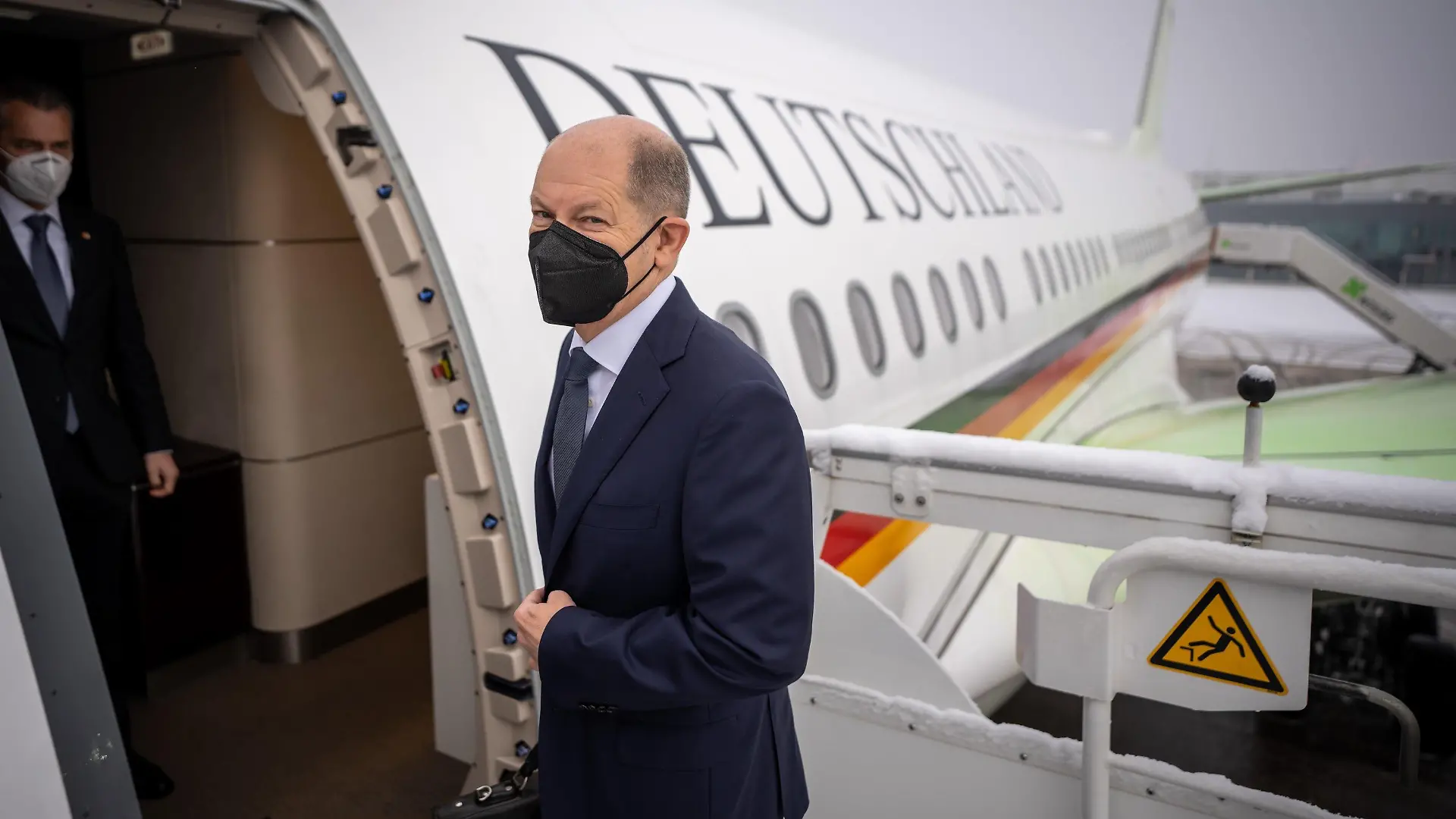ARCHIV - 10.12.2021, Berlin: Bundeskanzler Olaf Scholz (SPD) steigt am Flughafen BER in einen Airbus der Flugbereitschaft, um nach Paris zu fliegen. Die Flugbereitschaft der Luftwaffe ist zwischen ihren Standorten in Köln/Bonn und Berlin weiterhin ganz überwiegend ohne Passagiere unterwegs. Der Anteil sogenannter Bereitstellungsflüge ohne Passagiere betrug damit rund 78 Prozent von insgesamt 431 Flüge zwischen den Standorten. (zu dpa: «Regierungsmaschinen hatten 336 Leerflüge zwischen Standorten») Foto: Michael Kappeler/dpa +++ dpa-Bildfunk +++