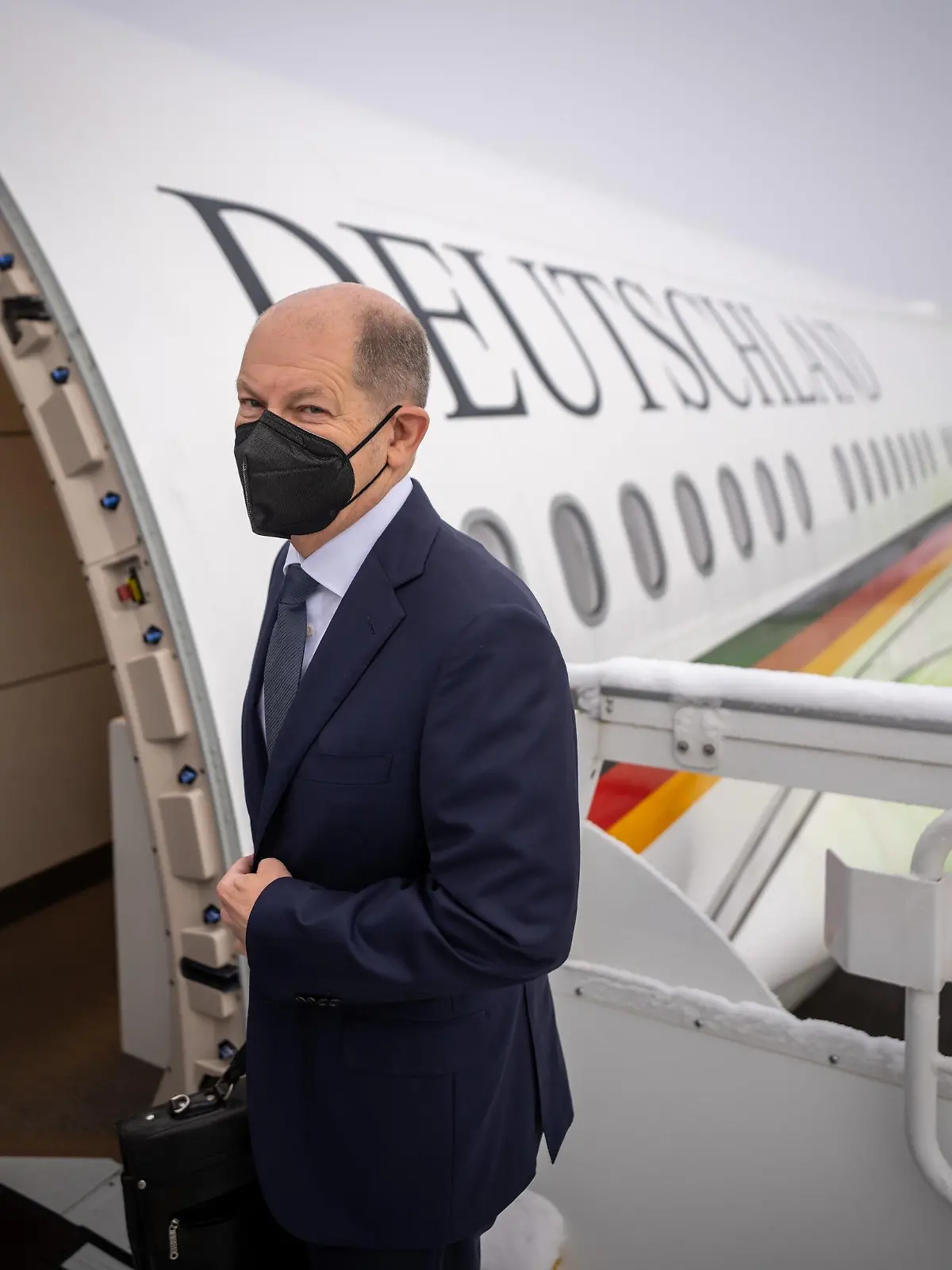 ARCHIV - 10.12.2021, Berlin: Bundeskanzler Olaf Scholz (SPD) steigt am Flughafen BER in einen Airbus der Flugbereitschaft, um nach Paris zu fliegen. Die Flugbereitschaft der Luftwaffe ist zwischen ihren Standorten in Köln/Bonn und Berlin weiterhin ganz überwiegend ohne Passagiere unterwegs. Der Anteil sogenannter Bereitstellungsflüge ohne Passagiere betrug damit rund 78 Prozent von insgesamt 431 Flüge zwischen den Standorten. (zu dpa: «Regierungsmaschinen hatten 336 Leerflüge zwischen Standorten») Foto: Michael Kappeler/dpa +++ dpa-Bildfunk +++