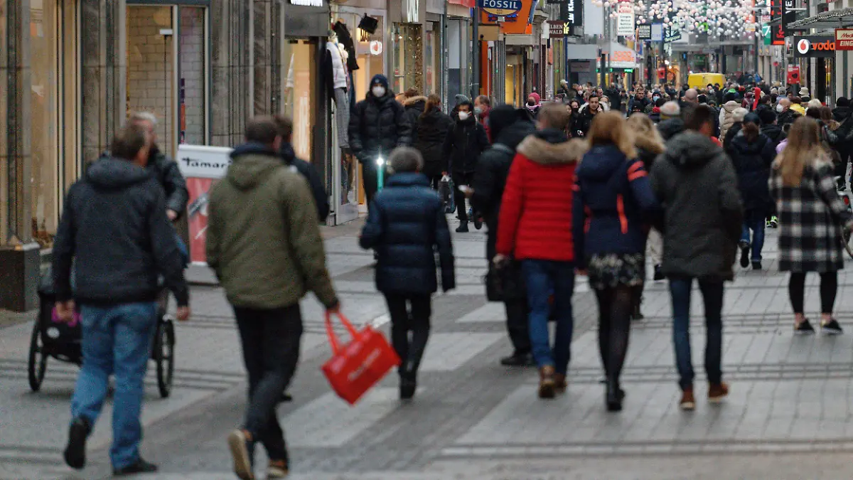 Menschen gehen am Vormittag des Heiligen Abends durch die Fußgängerzone Hohe Straße.