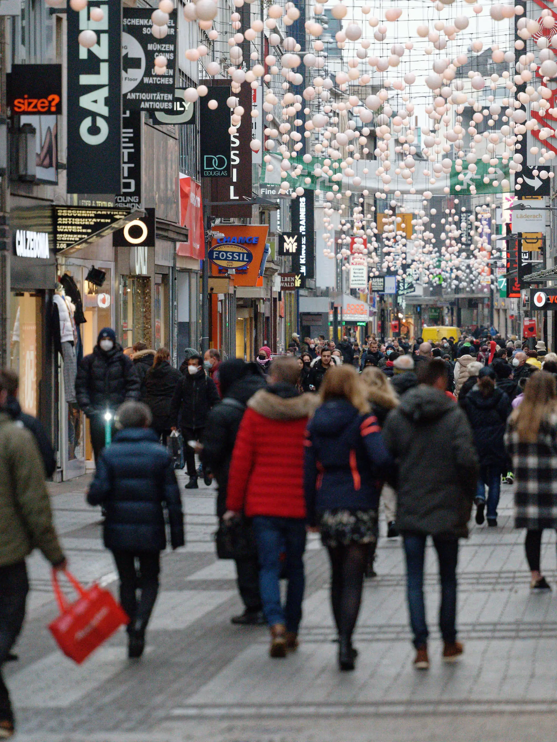 Menschen gehen am Vormittag des Heiligen Abends durch die Fußgängerzone Hohe Straße.