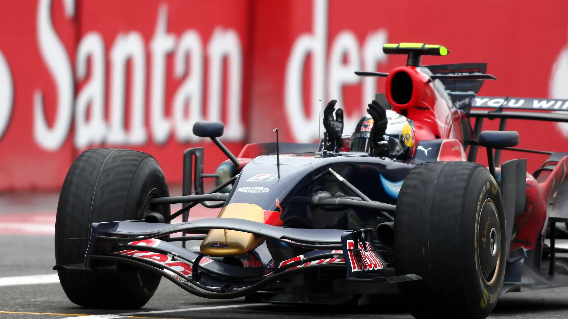Italian GP Monza, Grosser Preis von Italien, Grand Prix Formel 1- 14/09/2008 Sebastian VETTEL wins the rain race in his Toro Rosso race car - the Italian GP - Vettel ist Sieger im Regenrennen von Monza 2008 und gewinnt sein erstes F1 Rennen, beschert dem Team den ersten Sieg - - Formula 1 - Foto: Stephane MAYOR