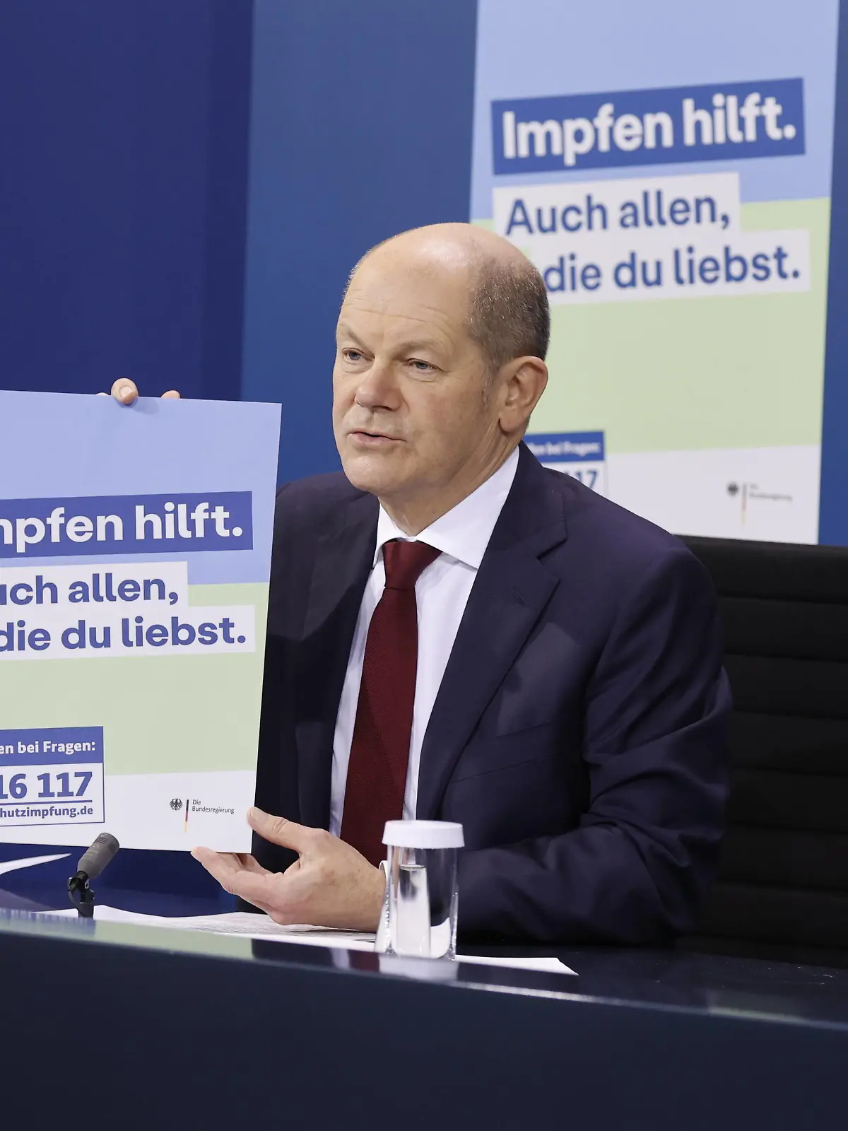 News Bilder des Tages Olaf Scholz, Bundeskanzler der Bundesrepublik Deutschland, Berlin, Pressekonferenz von BK Scholz, MP Wüst und der RBMin Giffey im Anschluss an die Beratung mit den Regierungschefinnen und Regierungschefs der Länder zur aktuellen Lage der Corona-Pandemie *** Olaf Scholz, Chancellor of the Federal Republic of Germany, Berlin, Press conference of BK Scholz, MP Wüst and the RBMin Giffey following the consultation with the heads of government of the federal states on the current situation of the Corona pandemic.