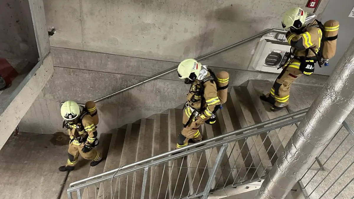 07.06.2023, Österreich, Fritzens: Rettungskräfte sind nach einem Brand in einem Bahntunnel im Einsatz. Im österreichischen Bundesland Tirol ist es in einem Bahntunnel zu einem Brand gekommen. Wie die Leitstelle der Einsatzkräfte in der Nacht zum Donnerstag mitteilte, war ein Nachtzug der Österreichischen Bundesbahnen (ÖBB) betroffen, der von Innsbruck nach Hamburg und Amsterdam unterwegs war. Die 200 bis 300 Passagiere seien aus dem Tunnel evakuiert worden, sagte Bernd Noggler von der Leitstelle der Deutschen Presse-Agentur. Einige Menschen seien leicht verletzt, Schwerverletzte seien vorerst nicht bekannt. Foto: Zoom.Tirol/APA/dpa +++ dpa-Bildfunk +++