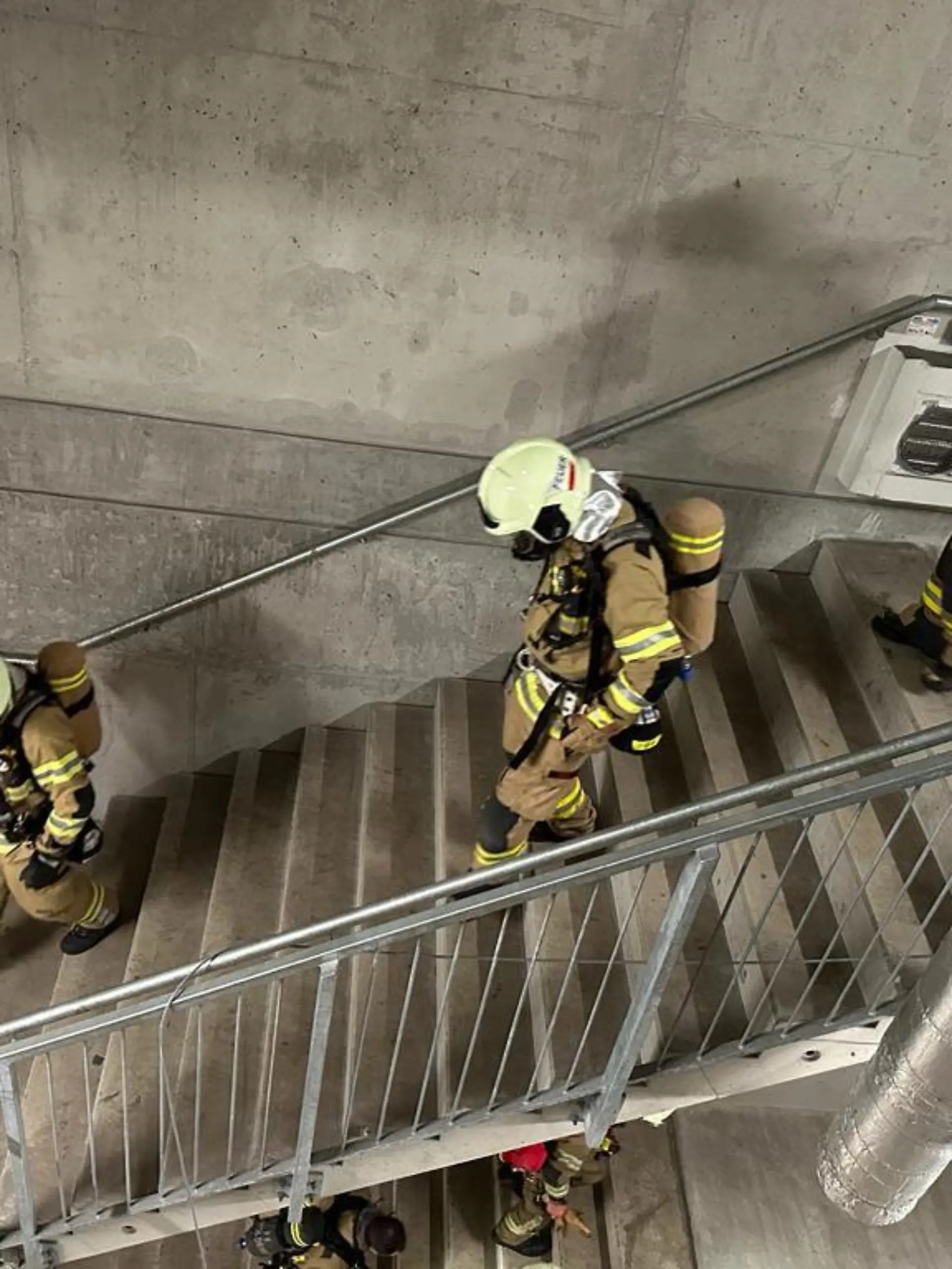 07.06.2023, Österreich, Fritzens: Rettungskräfte sind nach einem Brand in einem Bahntunnel im Einsatz. Im österreichischen Bundesland Tirol ist es in einem Bahntunnel zu einem Brand gekommen. Wie die Leitstelle der Einsatzkräfte in der Nacht zum Donnerstag mitteilte, war ein Nachtzug der Österreichischen Bundesbahnen (ÖBB) betroffen, der von Innsbruck nach Hamburg und Amsterdam unterwegs war. Die 200 bis 300 Passagiere seien aus dem Tunnel evakuiert worden, sagte Bernd Noggler von der Leitstelle der Deutschen Presse-Agentur. Einige Menschen seien leicht verletzt, Schwerverletzte seien vorerst nicht bekannt. Foto: Zoom.Tirol/APA/dpa +++ dpa-Bildfunk +++