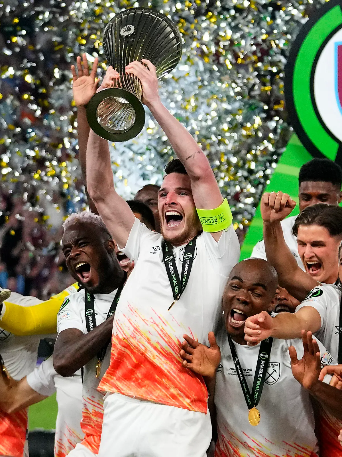 07.06.2023, Tschechien, Prag: Fußball: UEFA Europa Conference League, K.o.-Runde, Finale, AC Florenz - West Ham United: Declan Rice von West Ham hebt die Trophäe nach dem Sieg im Finale. West Ham hat 2:1 gewonnen. Foto: Petr David Josek/AP +++ dpa-Bildfunk +++