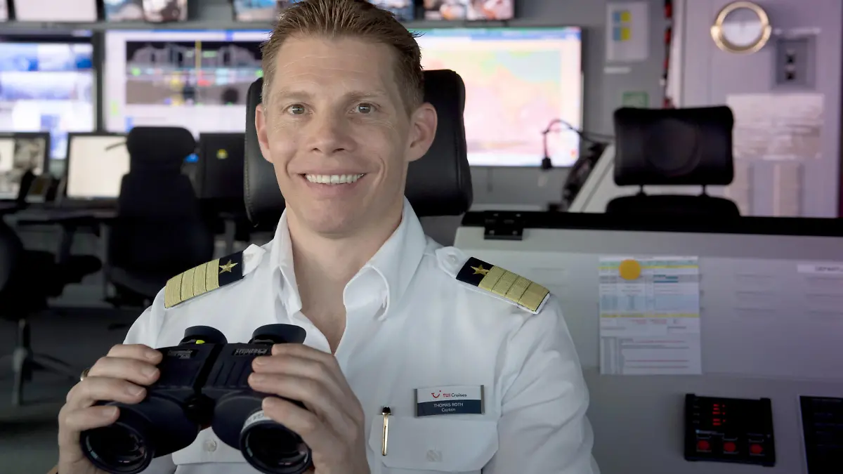 Der Kapitän des TUI-Kreuzfahrtschiffes Mein Schiff 3, Thomas Roth, aufgenommen am 13.11.2016 auf der Fahrt von Antalya (Türkei) nach Dubai (VAR). Der Schweizer hatte zunächst eine Ausbildung als Bootsbauer und Schiffsmechaniker absolviert, bevor er im Jahr 1996 das Kapitäns-Studium begann. Foto: Soeren Stache/dpa-Zentralbild/ZB