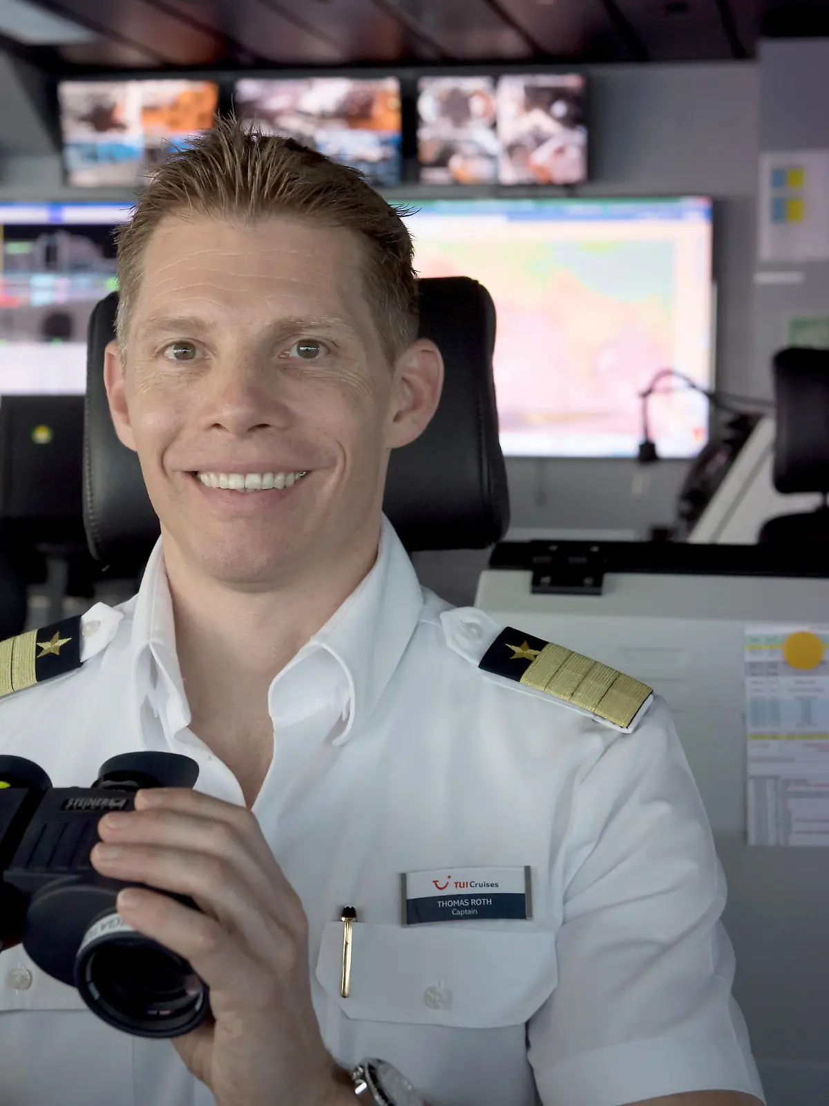 Der Kapitän des TUI-Kreuzfahrtschiffes Mein Schiff 3, Thomas Roth, aufgenommen am 13.11.2016 auf der Fahrt von Antalya (Türkei) nach Dubai (VAR). Der Schweizer hatte zunächst eine Ausbildung als Bootsbauer und Schiffsmechaniker absolviert, bevor er im Jahr 1996 das Kapitäns-Studium begann. Foto: Soeren Stache/dpa-Zentralbild/ZB