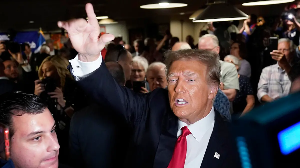 ARCHIV - 01.06.2023, USA, Des Moines: Donald Trump (M), ehemaliger Präsident der USA, begrüßt seine Anhänger vor seiner Rede beim Westside Conservative Breakfast. Eine weitere Anklage gegen den ehemaligen US-Präsidenten Donald Trump scheint übereinstimmenden Medienberichten zufolge näher zu rücken. (zu dpa «Medien: Trump wegen Geheimunterlagen-Affäre im Visier der Ermittler») Foto: Charlie Neibergall/AP/dpa +++ dpa-Bildfunk +++