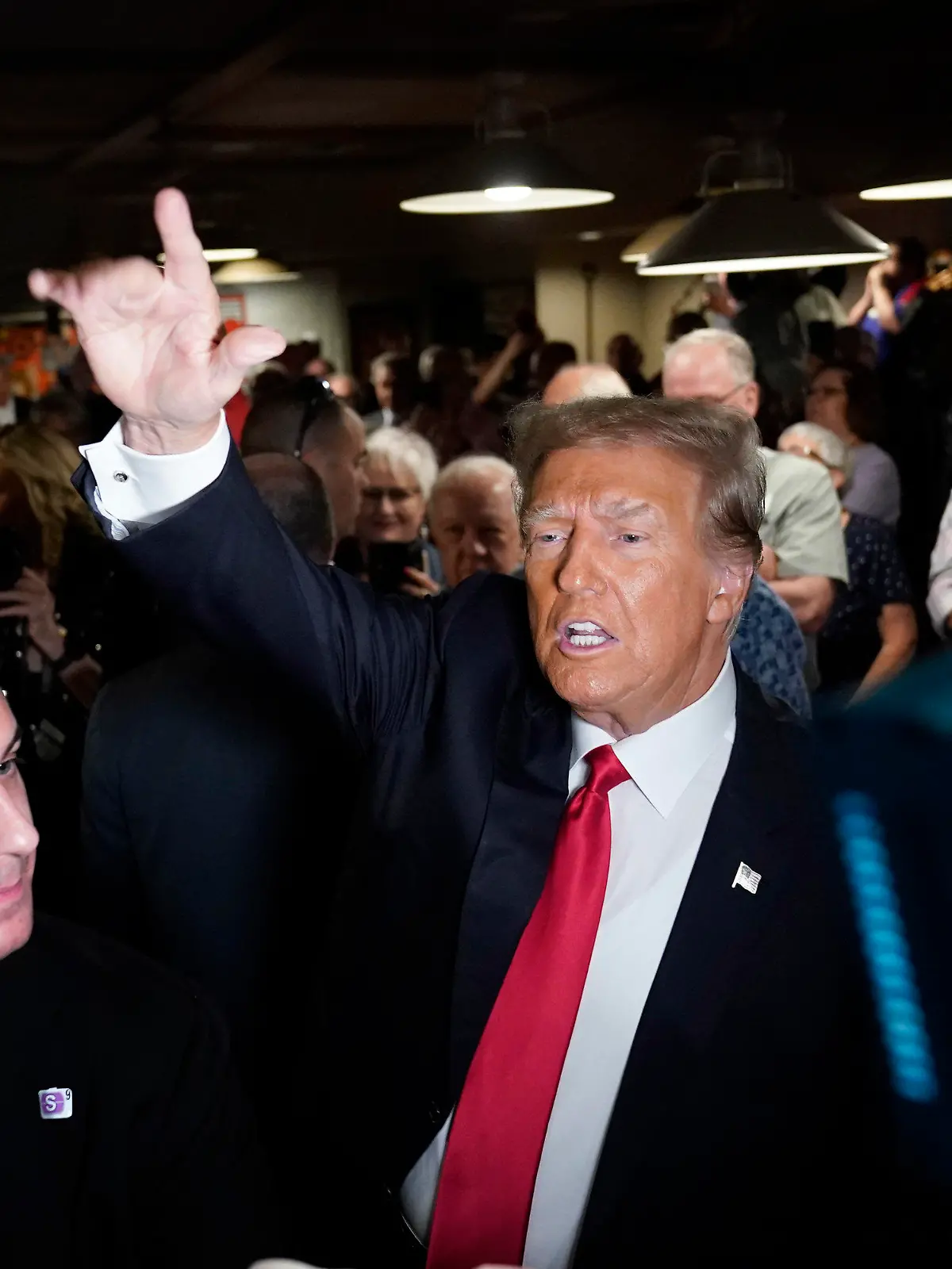 ARCHIV - 01.06.2023, USA, Des Moines: Donald Trump (M), ehemaliger Präsident der USA, begrüßt seine Anhänger vor seiner Rede beim Westside Conservative Breakfast. Eine weitere Anklage gegen den ehemaligen US-Präsidenten Donald Trump scheint übereinstimmenden Medienberichten zufolge näher zu rücken. (zu dpa «Medien: Trump wegen Geheimunterlagen-Affäre im Visier der Ermittler») Foto: Charlie Neibergall/AP/dpa +++ dpa-Bildfunk +++