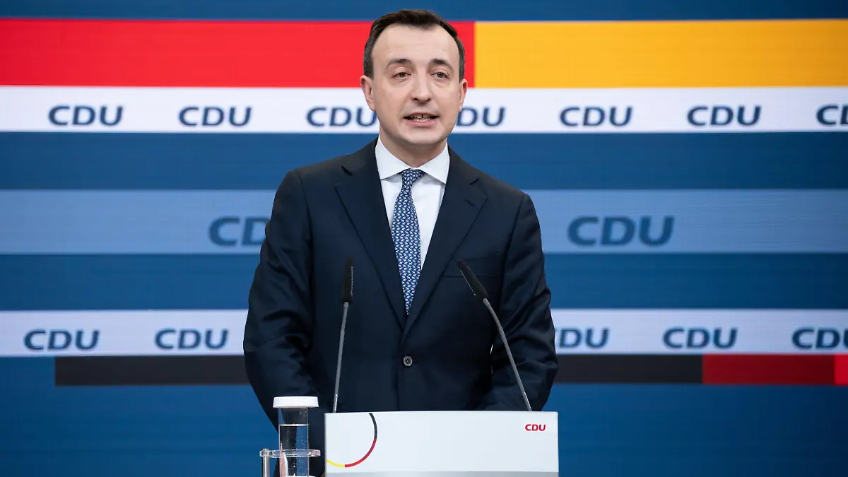 25.01.2022, Berlin: Der scheidende CDU-Generalsekretär, Paul Ziemiak, äußert sich bei einer gemeinsamen Pressekonferenz mit seinem Amtsnachfolger im Konrad-Adenauer-Haus zur geplanten Nominierung des Vorsitzenden der Werte-Union, Otte, für das Amt des Bundespräsidenten durch die AfD. Foto: Bernd von Jutrczenka/dpa +++ dpa-Bildfunk +++