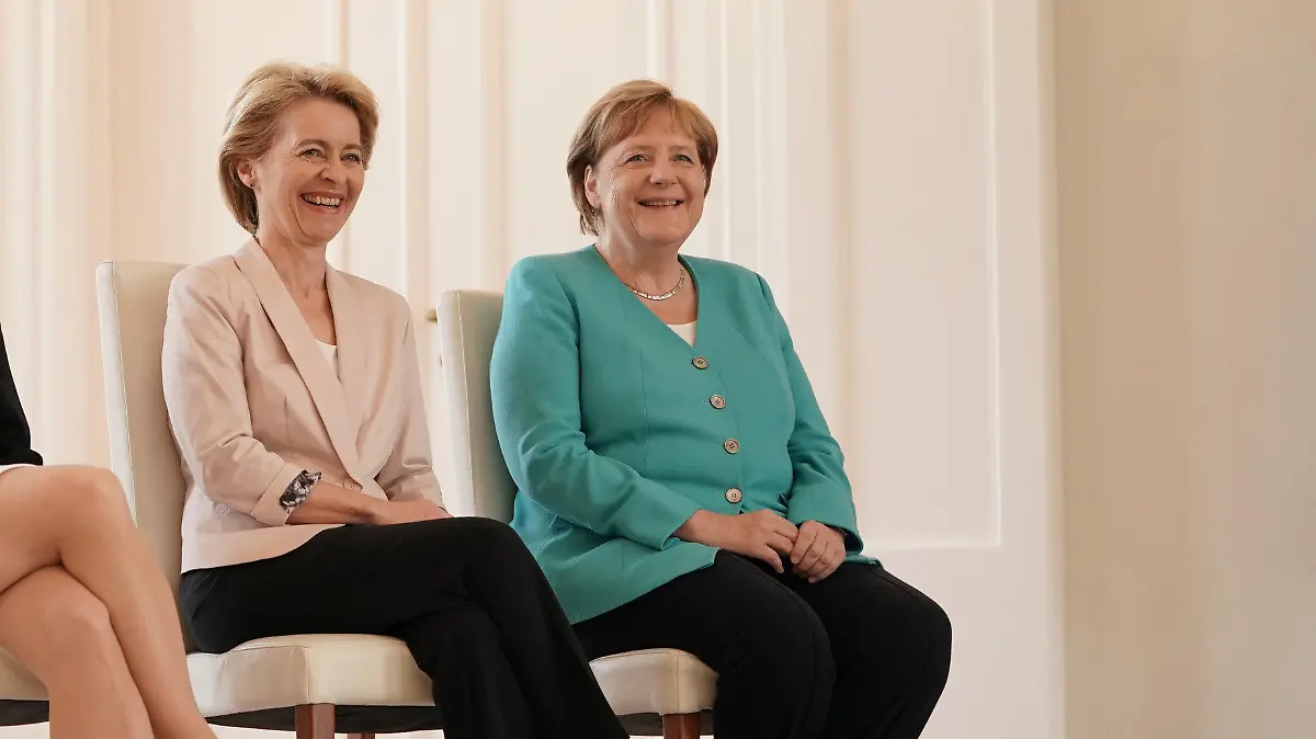 17.07.2019, Berlin: Ursula von der Leyen (CDU, M), scheidende Verteidigungsministerin und neugewählte EU-Kommissionspräsidentin, sitzt im Schloss Bellevue neben ihrer Nachfolgerin Annegret Kramp-Karrenbauer (l), Bundesvorsitzende der CDU, und Bundeskanzlerin Angela Merkel (CDU). Sie erhält hier ihre Entlassungsurkunde. Foto: Michael Kappeler/dpa +++ dpa-Bildfunk +++