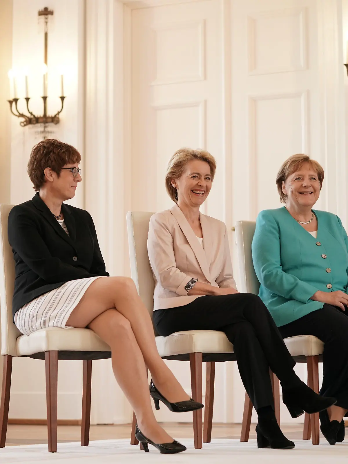 17.07.2019, Berlin: Ursula von der Leyen (CDU, M), scheidende Verteidigungsministerin und neugewählte EU-Kommissionspräsidentin, sitzt im Schloss Bellevue neben ihrer Nachfolgerin Annegret Kramp-Karrenbauer (l), Bundesvorsitzende der CDU, und Bundeskanzlerin Angela Merkel (CDU). Sie erhält hier ihre Entlassungsurkunde. Foto: Michael Kappeler/dpa +++ dpa-Bildfunk +++