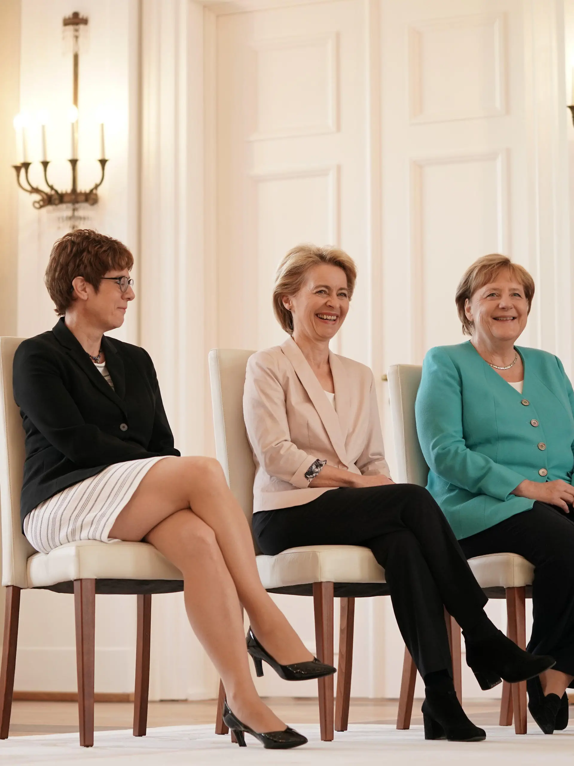 17.07.2019, Berlin: Ursula von der Leyen (CDU, M), scheidende Verteidigungsministerin und neugewählte EU-Kommissionspräsidentin, sitzt im Schloss Bellevue neben ihrer Nachfolgerin Annegret Kramp-Karrenbauer (l), Bundesvorsitzende der CDU, und Bundeskanzlerin Angela Merkel (CDU). Sie erhält hier ihre Entlassungsurkunde. Foto: Michael Kappeler/dpa +++ dpa-Bildfunk +++