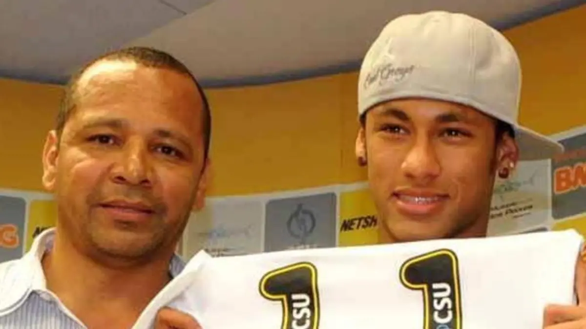 Neymar (r) posiert 2011 mit seinem Vater Neymar da Silva Santos sr. Foto: Ricardo Saibun