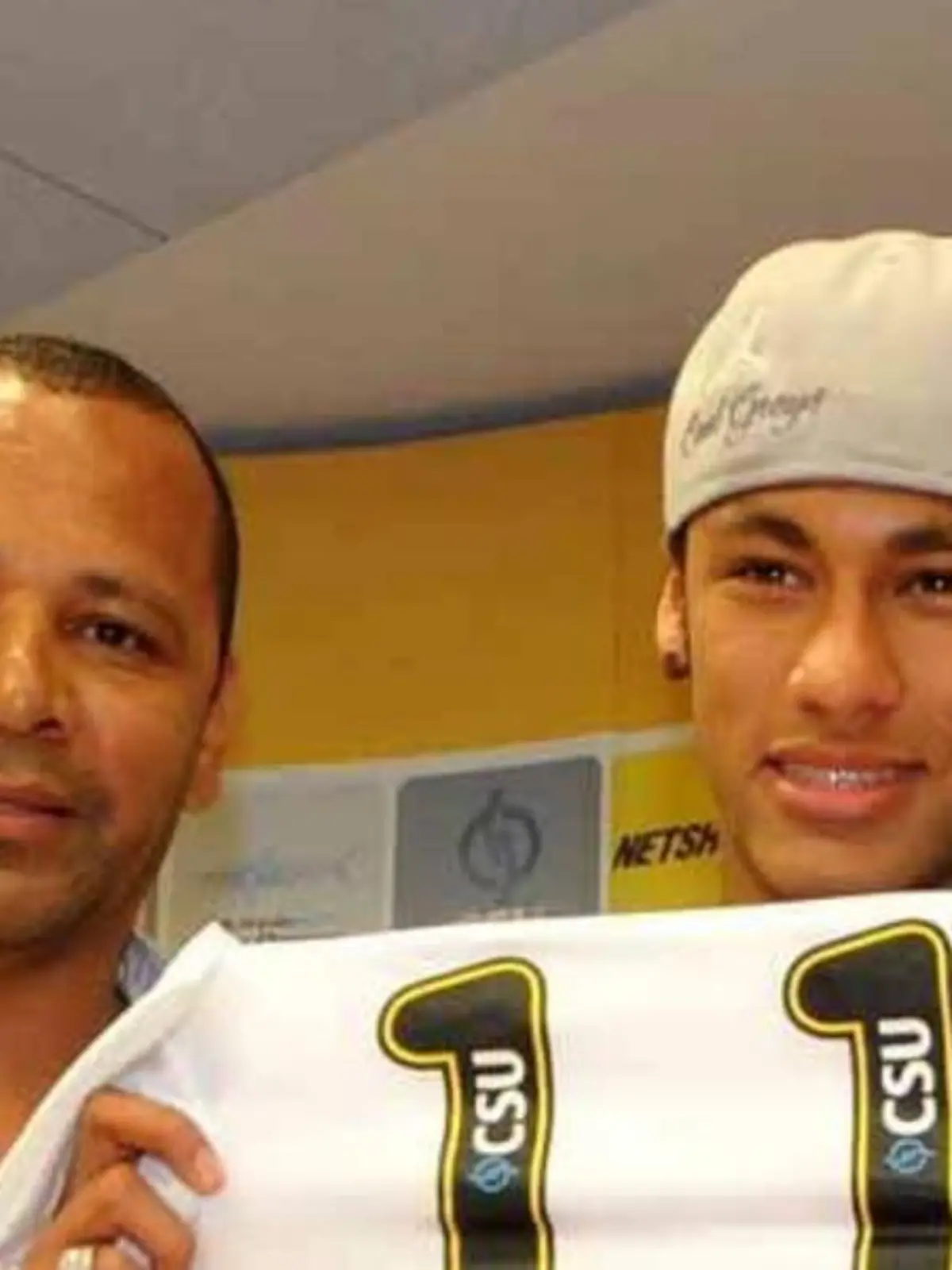 Neymar (r) posiert 2011 mit seinem Vater Neymar da Silva Santos sr. Foto: Ricardo Saibun