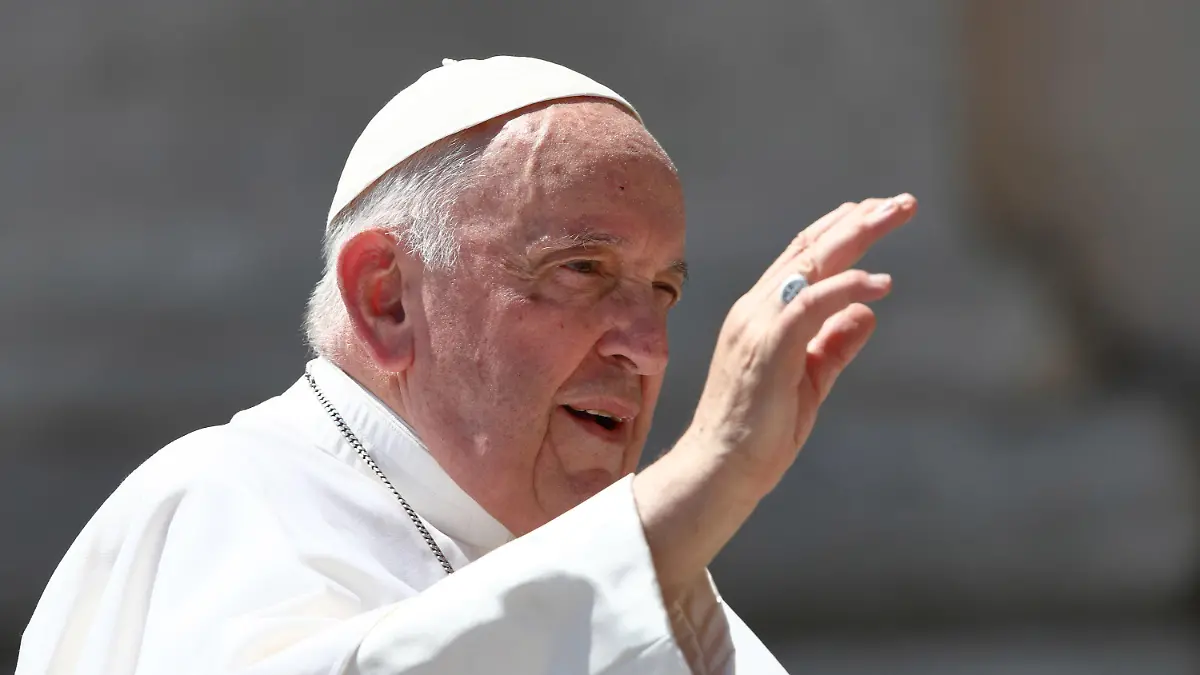 07.06.2023, Italien, Rom: Papst Franziskus kommt zu seiner wöchentlichen Generalaudienz auf dem Petersplatz an. Die Bauch-Operation von Papst Franziskus ist beendet worden. Wie der Heilige Stuhl am Mittwochabend mitteilte, dauerte der Eingriff bei dem 86-Jährigen drei Stunden und wurde «ohne Komplikationen» abgeschlossen. Foto: Grzegorz Galazka/Mondadori Portfolio via ZUMA/dpa +++ dpa-Bildfunk +++