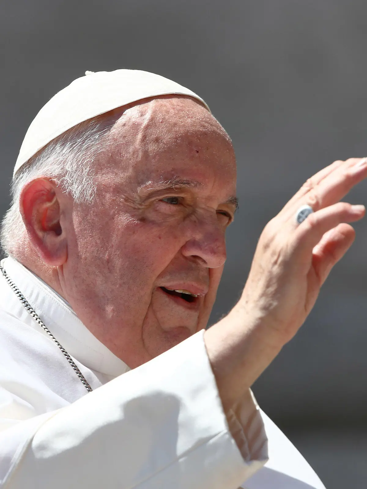 07.06.2023, Italien, Rom: Papst Franziskus kommt zu seiner wöchentlichen Generalaudienz auf dem Petersplatz an. Die Bauch-Operation von Papst Franziskus ist beendet worden. Wie der Heilige Stuhl am Mittwochabend mitteilte, dauerte der Eingriff bei dem 86-Jährigen drei Stunden und wurde «ohne Komplikationen» abgeschlossen. Foto: Grzegorz Galazka/Mondadori Portfolio via ZUMA/dpa +++ dpa-Bildfunk +++