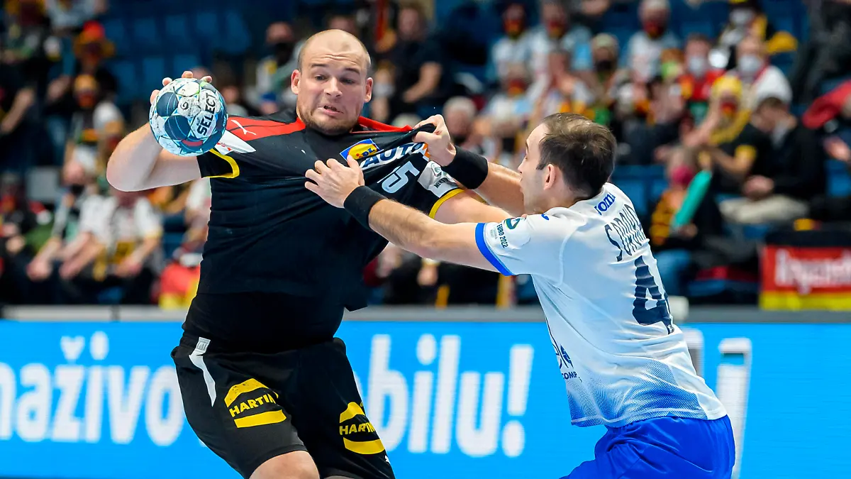 Bratislava, 25. Januar 2022: Handball EHF EM, Hauptrunde, Gruppe 2, Deutschland - Russland v. li. im Zweikampf Paul Drux Deutschland / Fuechse Berlin und Igor Soroka Russland Bratislava Ondreja Nepelu Arena Slovakia *** Bratislava, 25 January 2022 Handball EHF European Championship, Main Round, Group 2, Germany Russia v le in duel Paul Drux Germany Fuechse Berlin and Igor Soroka Russia Bratislava Ondreja Nepelu Arena Slovakia