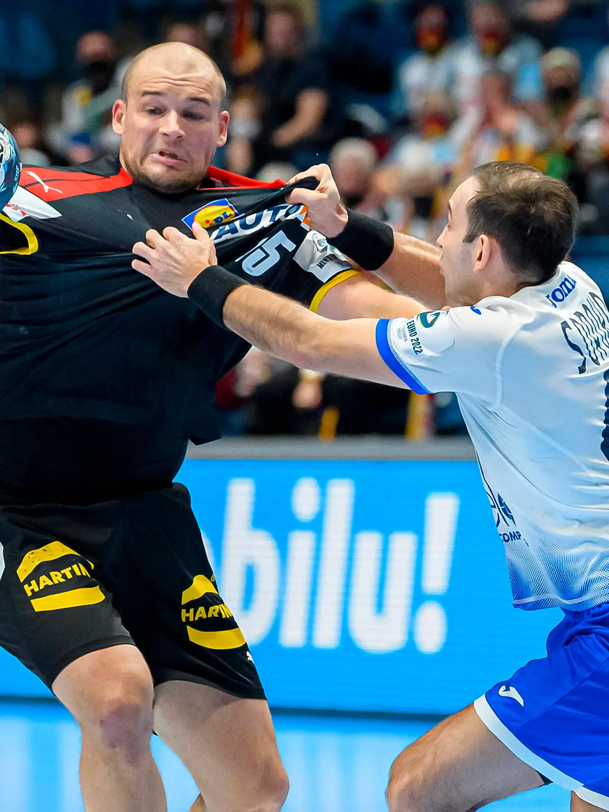  Bratislava, 25. Januar 2022: Handball EHF EM, Hauptrunde, Gruppe 2, Deutschland - Russland v. li. im Zweikampf Paul Drux Deutschland / Fuechse Berlin und Igor Soroka Russland Bratislava Ondreja Nepelu Arena Slovakia *** Bratislava, 25 January 2022 Handball EHF European Championship, Main Round, Group 2, Germany Russia v le in duel Paul Drux Germany Fuechse Berlin and Igor Soroka Russia Bratislava Ondreja Nepelu Arena Slovakia
