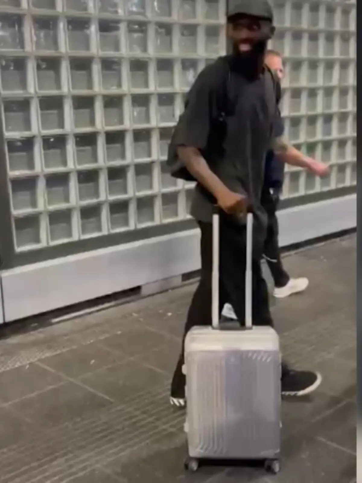Der DFB-Star beleidigte einen Fan am Frankfurter Flughafen in aller Öffentlichkeit als „Spasti“. Besonders unglücklich für den Verteidiger von Real Madrid: Ein anderer Fan machte ein Video von dem Vorfall und verbreitete es auf Tiktok.