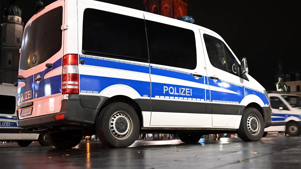 24.01.2022, Sachsen-Anhalt, Halle (saale): Einsatzfahrzeuge der Polizei stehen im Zentrum von Halle/Saale. Am Abend wollen Demonstranten gegen die Corona-Maßnahmen protestieren. Foto: Hendrik Schmidt/dpa +++ dpa-Bildfunk +++