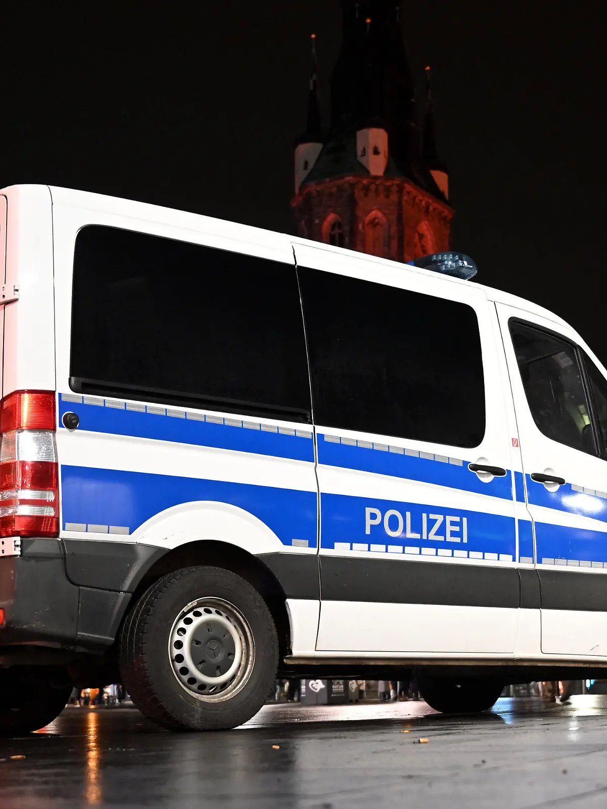 24.01.2022, Sachsen-Anhalt, Halle (saale): Einsatzfahrzeuge der Polizei stehen im Zentrum von Halle/Saale. Am Abend wollen Demonstranten gegen die Corona-Maßnahmen protestieren. Foto: Hendrik Schmidt/dpa +++ dpa-Bildfunk +++