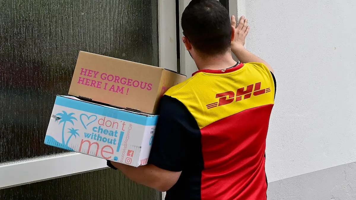 09.05.2022, Deutschland, Nordrhein-Westfalen, Ruhrgebiet, Essen. DHL Logistik. DHL ist ein deutscher, 1969 in San Francisco gegruendeter Paket- und Brief-Express-Dienst. Seit 2002 gehoert das Unternehmen zum Konzern Deutsche Post DHL Group. In Deutschland sind ca. 590.000 Mitarbeiter in dem Unternehmen beschaeftigt. DHL Paketzusteller liefert Pakete auf seiner Fahrroute im Essener Stadtgebiet aus. DHL Logistik *** 09 05 2022, Germany, North Rhine-Westphalia, Ruhr area, Essen DHL Logistik DHL is a German parcel and express mail service founded in 1969 in San Francisco Since 2002, the company has been part of the Deutsche Post DHL Group In Germany, the company employs approximately 590,000 people DHL parcel delivery service delivers parcels o