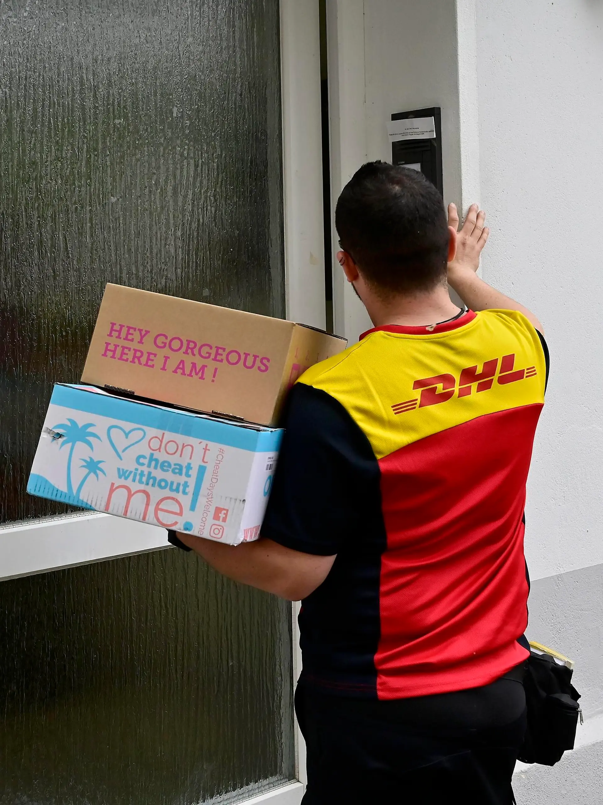 09.05.2022, Deutschland, Nordrhein-Westfalen, Ruhrgebiet, Essen. DHL Logistik. DHL ist ein deutscher, 1969 in San Francisco gegruendeter Paket- und Brief-Express-Dienst. Seit 2002 gehoert das Unternehmen zum Konzern Deutsche Post DHL Group. In Deutschland sind ca. 590.000 Mitarbeiter in dem Unternehmen beschaeftigt. DHL Paketzusteller liefert Pakete auf seiner Fahrroute im Essener Stadtgebiet aus. DHL Logistik *** 09 05 2022, Germany, North Rhine-Westphalia, Ruhr area, Essen DHL Logistik DHL is a German parcel and express mail service founded in 1969 in San Francisco Since 2002, the company has been part of the Deutsche Post DHL Group In Germany, the company employs approximately 590,000 people DHL parcel delivery service delivers parcels o 