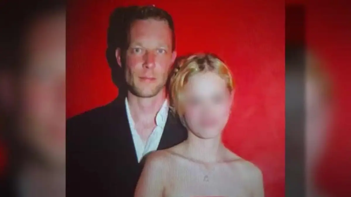 Christian B. mit einer verpixelten Frau