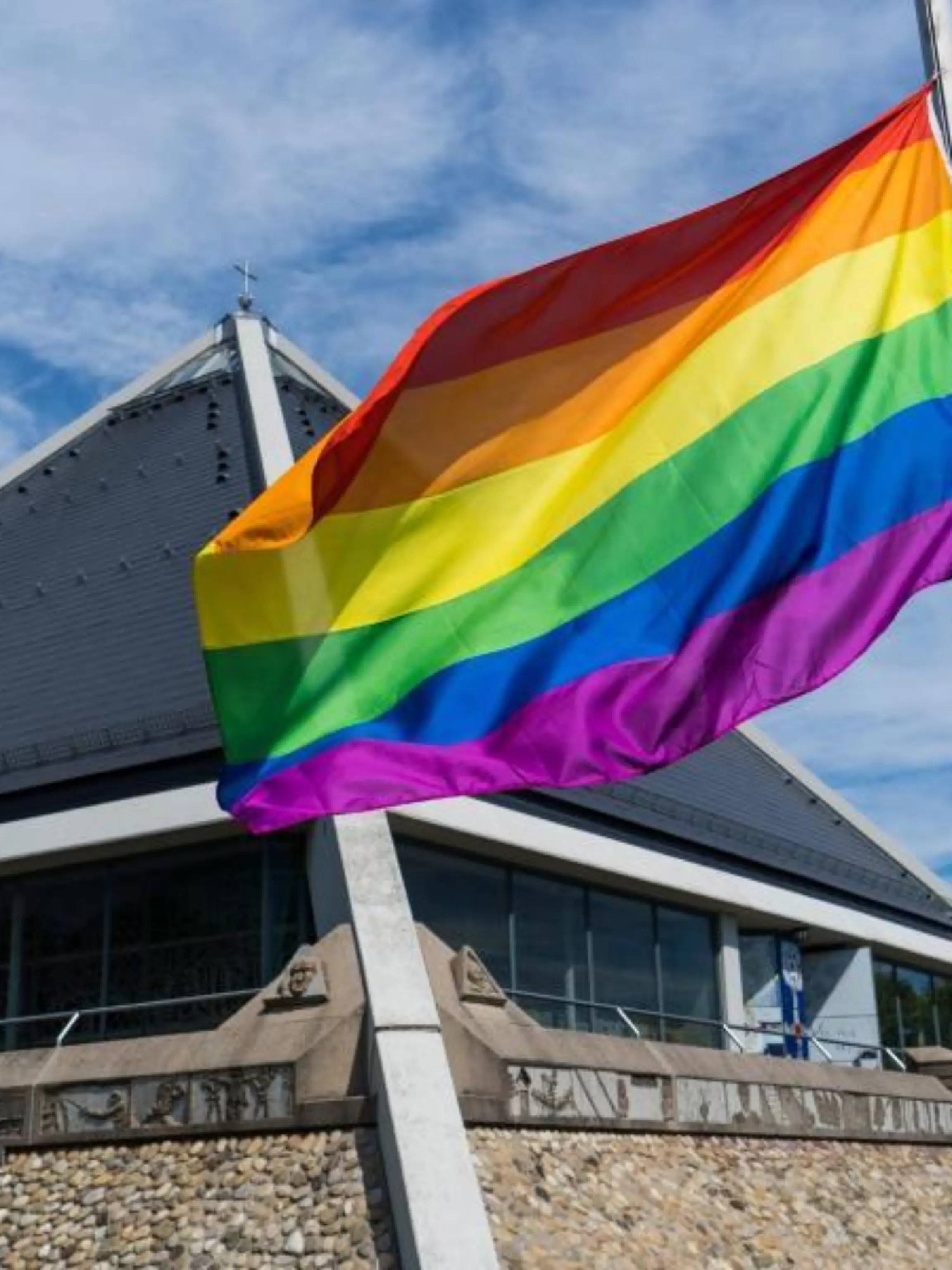 125 Mitarbeiter der katholischen Kirche outen sich als queer