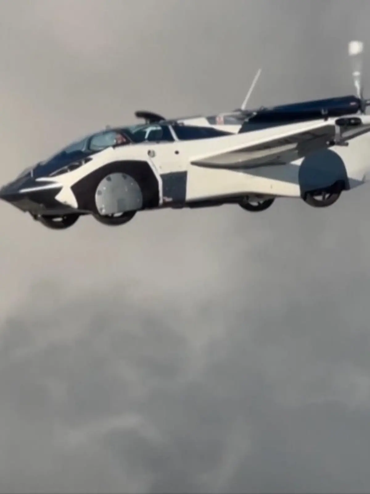 Es sind keine Aufnahmen aus einem Film, das hier ist die Realität: Das Auto, was hier über die Slowakei fliegt, gilt offiziell als sicher - und soll bald in die Massenproduktion gehen.