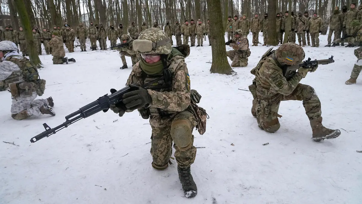 22.01.2022, Ukraine, Kiew: Soldaten der ukrainischen Territorialen Verteidigungskräfte und freiwillige Militäreinheiten der Streitkräfte nehmen an einer Militärübung in einem Stadtpark teil. Vor dem Hintergrund des sich zuspitzenden Ukraine-Konflikts haben sich in den letzten Wochen Zivilisten den Armeereserven der Ukraine angeschlossen. Foto: Efrem Lukatsky/AP/dpa +++ dpa-Bildfunk +++