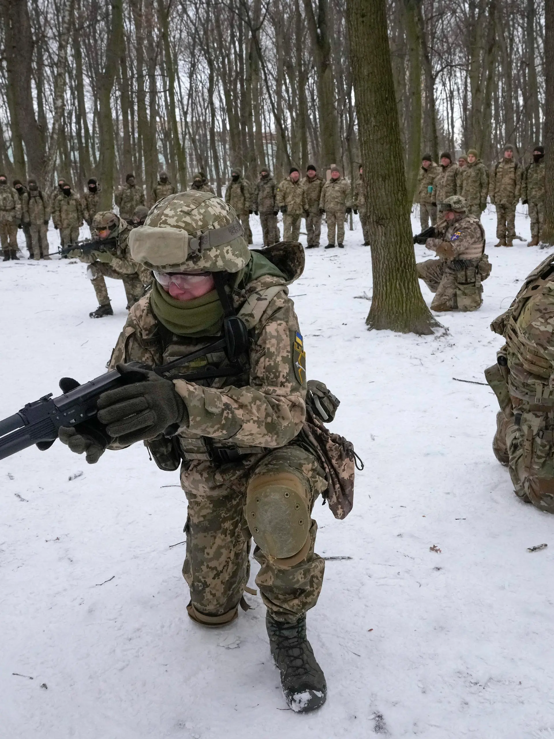 22.01.2022, Ukraine, Kiew: Soldaten der ukrainischen Territorialen Verteidigungskräfte und freiwillige Militäreinheiten der Streitkräfte nehmen an einer Militärübung in einem Stadtpark teil. Vor dem Hintergrund des sich zuspitzenden Ukraine-Konflikts haben sich in den letzten Wochen Zivilisten den Armeereserven der Ukraine angeschlossen. Foto: Efrem Lukatsky/AP/dpa +++ dpa-Bildfunk +++