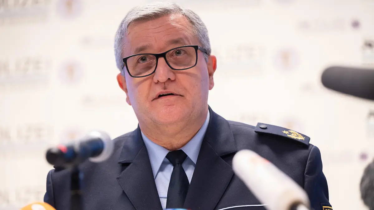 24.01.2022, Baden-Württemberg, Mannheim: Siegfried Kollmar, Polizeipräsident des Polizeipräsidium Mannheim, spricht während einer Pressekonferenz zum Amok-Lauf in Heidelberg. Auf dem Campus der Heidelberger Universität hat es einen Amoklauf gegeben. Ein Einzeltäter habe am Montagmittag mit einer Langwaffe mehrere Menschen in einem Hörsaal verletzt, eine junge Frau ist wenige Stunden nach der Tat ihren schweren Verletzungen erlegen. Der Täter sei inzwischen tot Foto: Sebastian Gollnow/dpa +++ dpa-Bildfunk +++