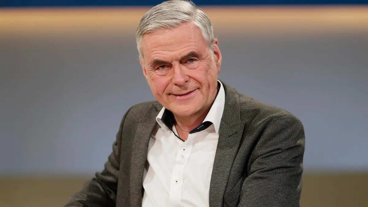  Uwe Janssens 2021-01-24, Berlin, Uwe Janssens, Chefarzt der Klinik für Innere Medizin und Internistische Intensivmedizin am St.-Antonius-Hospital in Eschweiler, zu Gast bei Anne Will im Ersten. Thema der ARD-Polittalkrunde: Gefahr durch neue Corona-Mutanten - wie viel Zumutung braucht es jetzt *** Uwe Janssens 2021 01 24, Berlin, Uwe Janssens, chief physician of the clinic for internal medicine and internal intensive medicine at the St Antonius hospital in Eschweiler, to guest with Anne Will in the Ersten topic of the ARD Polittalkrunde danger by new Corona mutants like much imposition needs it now